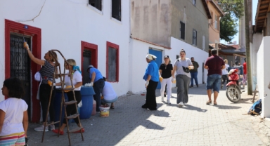 Güzelbahçe'de imece örneği: Kadınlar köyü boyadı