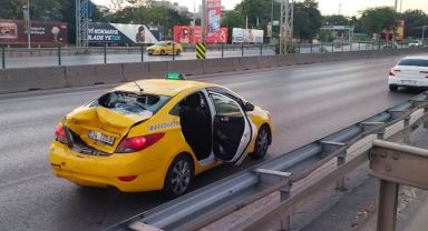 Hızını alamayan motosikletli taksiye arkadan çarptı!