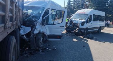 İşçi servisleri kafa kafaya çarpıştı: 21 yaralı