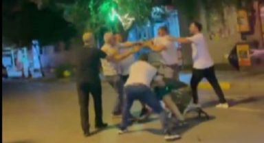 İzmir'de yumruk yumruğa kavga