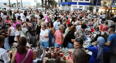 Karşıyaka Çarşısı ‘El Emeği Gece Pazarı’ ile şenlendi