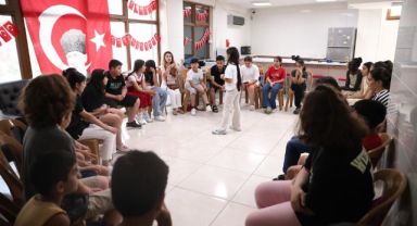 Konaklı çocuklar İngilizceyi eğlenerek öğreniyor