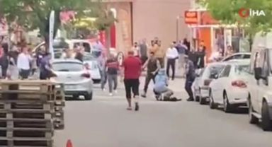 Polisle gerilim dolu anlar… 3 kişiyi bıçakla yaralayan saldırgan vurularak etkisiz hale getirildi!