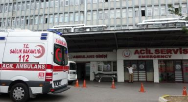 Rapor alamayınca motosiklet kaskı ile doktoru darp edip dizini kırdılar!