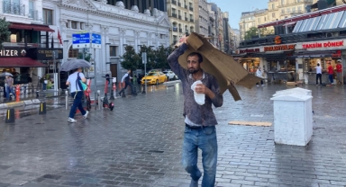 Taksim’de yağmur etkili oldu