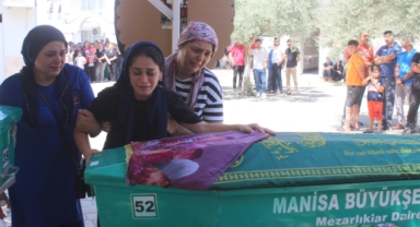 3 kardeş son yolculuklarına uğurlandı... Acılı anne: Hanginize yanayım