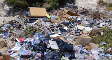 AK Partili Arslan'dan Foça Belediyesi'ne çöp tepkisi!