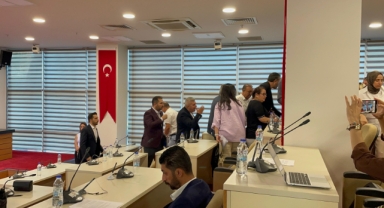 Bayraklı’da gergin meclis… AK Parti ve MHP grubu salonu terk etti!