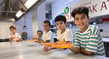 Bornova Belediyesi'nden minik şeflere pizza atölyesi