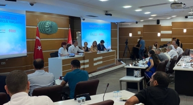 Bornova'da gergin meclis... AK Parti Grubu meclisi terk etti!