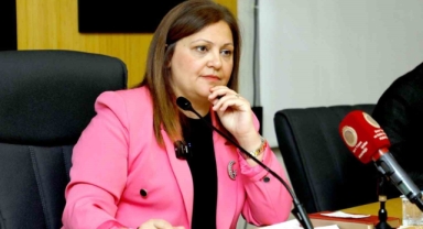 Burcu Köksal'a plastik sandalye