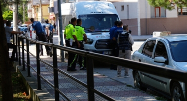 Eli silahlı saldırgan eve saklandı: Ailesi ve polisin ikna çabaları sürüyor