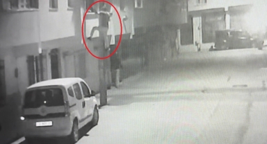 Ev sahibi kadın çetin ceviz çıktı... Evine girdiği hırsızı kovaladı