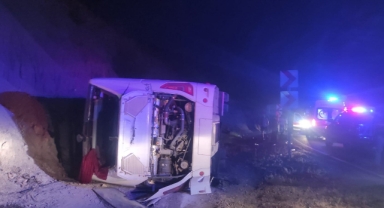Isparta-Antalya karayolunda yolcu otobüsü devrildi!