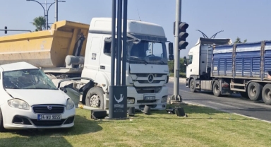 İzmir'de hafriyat kamyonu ile otomobil çarpıştı: 1 ölü