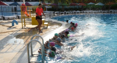 Karabağlar Belediyesi’nden çocuklara yüzme eğitimi