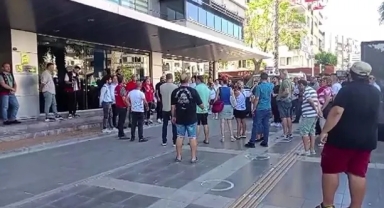 Karşıyaka'da eylem yapan işçilerden örnek davranış... Yangın bölgesinde tek yürekler!