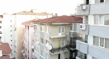 Kartal’da 6 katlı binada balkon çöktü