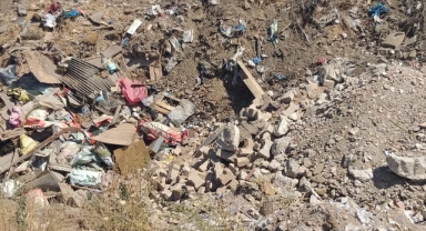 Kemalpaşa Belediyesi’nden şaşırtan hareket… Önce dere içine attı, sonra üzerine toprak döktü!