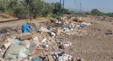 Kemalpaşa’da mezar yerleri çöp yuvası oldu!