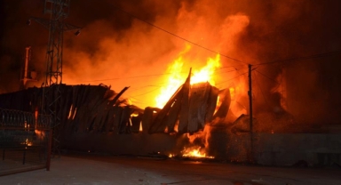 Manisa’da korkutan depo yangını