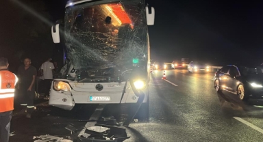 Otobüs tıra arkadan çarptı: 25 yaralı