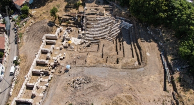 Smyrna Tiyatrosu kazıldıkça tarih fışkırıyor!