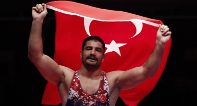 Taha Akgül: Dünyanın en güzel bayrağını hak ettiği yere çıkarttım