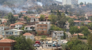 Yangın yerleşim yerlerine sıçradı: Bazı evler kül oldu!
