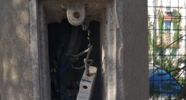 Aydınlatma direklerinde güvenlik açığı... Açıktaki elektrik aksamı tehlike saçıyor