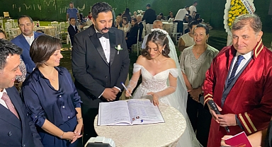 Başarılı gazeteciler dünya evine girdi… İzmir siyasetini buluşturan nikah!