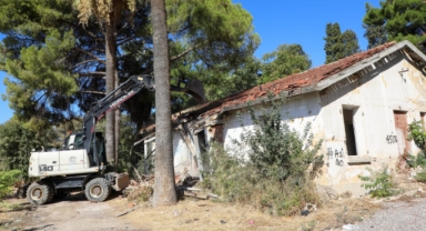 Buca’da metruk binalar tek tek yıkılıyor