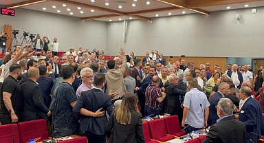 İzmir Büyükşehir Meclisinde kavga… Meclis üyeleri birbirine girdi!