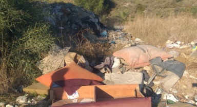 Çeşme'de çevre kirliliği tavan yaptı... Halkın 'çöp' isyanı sona ermiyor!