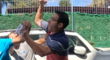 Çocuklarının bulunduğu arabayı yumruklayan sürücüye darp!