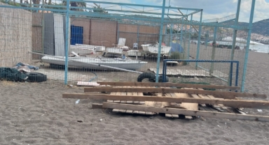Dikili’nin ‘Mavi Bayrak’ plajına vatandaşlardan tepki: Adını hak etmiyor!