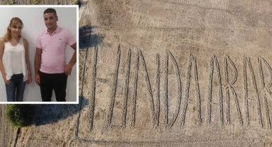 Funda Arar hayranlığı tarlaya traktörle isim yazdırdı