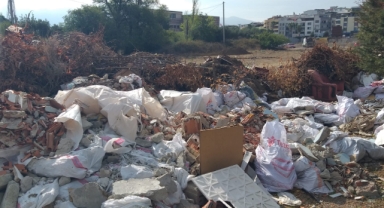 Kemalpaşa'da çöp krizi bitmiyor: Başkan camdan dışarıya bakmayı unuttu!