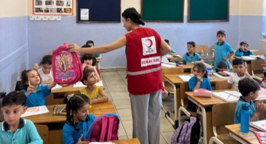 Konak Kızılay Şubesi'nden 500 öğrenciye destek