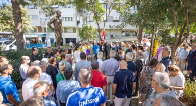 Konak’ta Metin Oktay’a anıtı başında anma