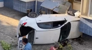 Kontrolden çıkan otomobil sitenin bahçesine uçtu