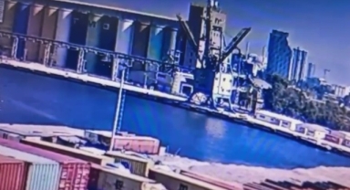 Limanda ölümle biten manevra... Otomobille denize uçan mühendis can verdi!