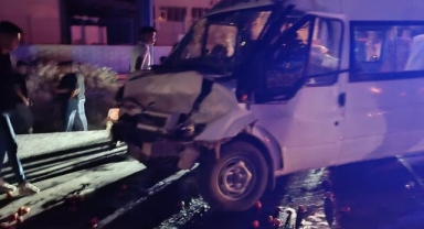 Minibüs domates yüklü traktöre çarptı: 10 yaralı