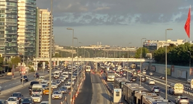 Okullar açıldı... Sabah trafiği arttı!