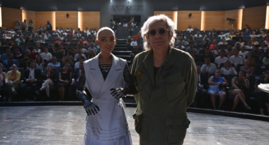 Robot Sophia son gününde Okan Bayülgen ile buluştu!