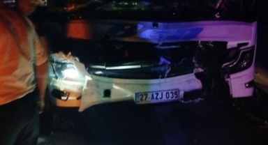 Tarsus’ta yolcu otobüsü tıra çarptı