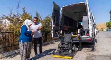 Tekerlekli sandalyesi hasar görene Büyükşehir'den yardım!