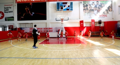 Bayraklı’da kış spor okulları başladı... Gençler ve çocuklar spora doyacak