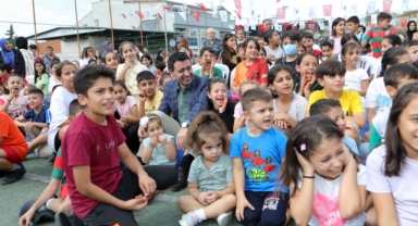 Bayraklılı çocuklar mahalle şenliğinde eğlendi
