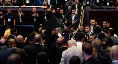 Beşiktaş kongresinde kavga çıktı, sandalyeler havada uçuştu